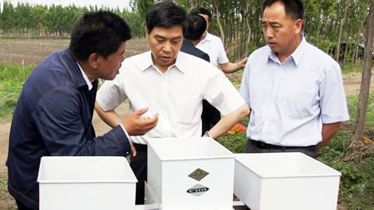 長春市農(nóng)委副主任孫長占、榆樹市市長王是非一行在我公司總經(jīng)理陪同下觀看2ZB-14型播種機現(xiàn)場演示
